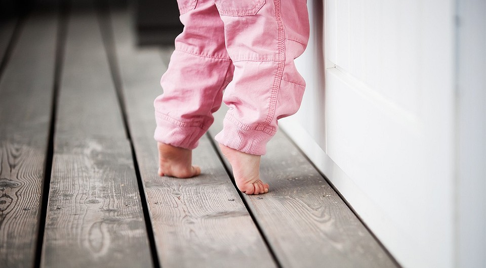 Почему ребенок ходит на носочках: в чем причина, что с этим делать и как отучить (видео)