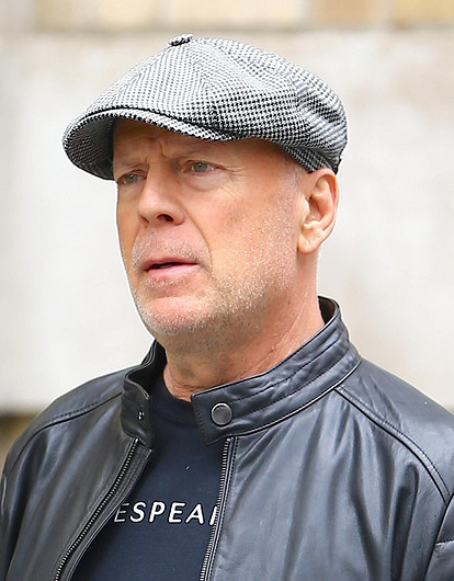 Брюса Уиллиса выгнали из аптеки после отказа надеть маску