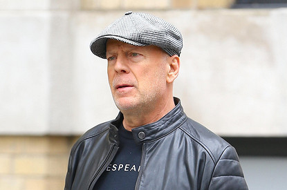 Брюса Уиллиса выгнали из аптеки после отказа надеть маску