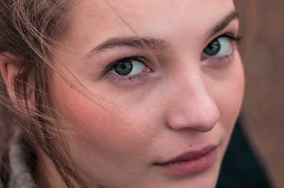 Наука против бьюти-мифа: почему кожа лица точно не растянется от массажа