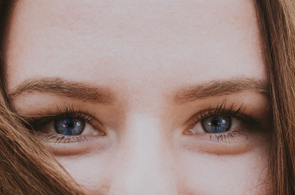 Что делать с мешками под глазами: от патчей до блефаропластики