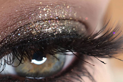 «Лапки паучка», «как накладные», «лисий взгляд»: тренды окрашивания ресниц 2021