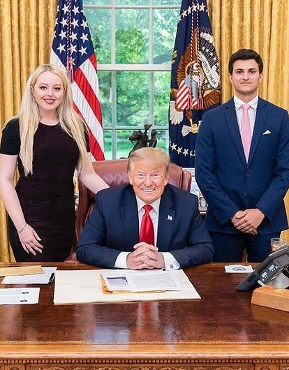 Младшая дочь Трампа объявила о помолвке в последний день его президентства