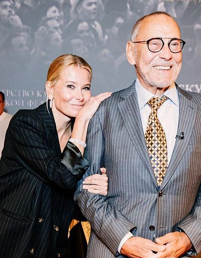 Юлия Высоцкая показала архивное фото с венчания с Кончаловским