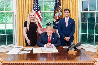 Младшая дочь Трампа объявила о помолвке в последний день его президентства