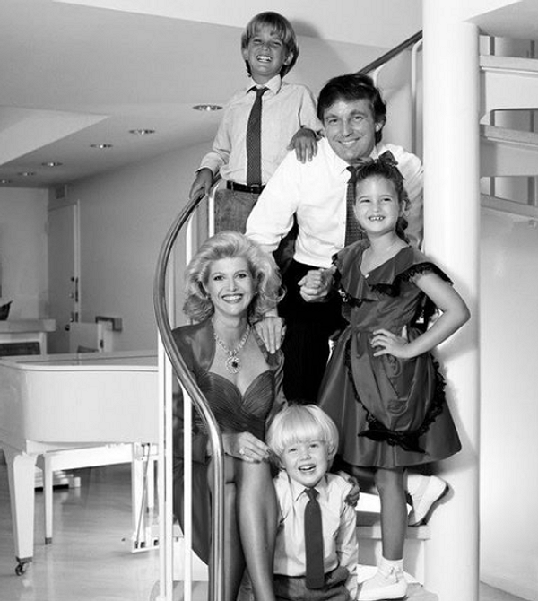Дональд Трамп с первой женой Иваной Зельничковой и детьми — Дональдом, Иванкой и Эриком