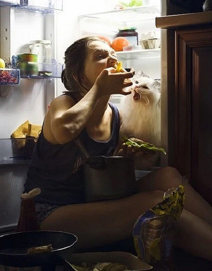 Спать, а не есть: почему перед сном так тянет пожевать и что с этим делать