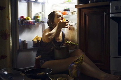 Спать, а не есть: почему перед сном так тянет пожевать и что с этим делать