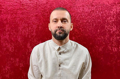 «Сане бы понравилось, что много телекамер»: Руслан Белый пошутил во время похорон Александра Шаляпина (видео)