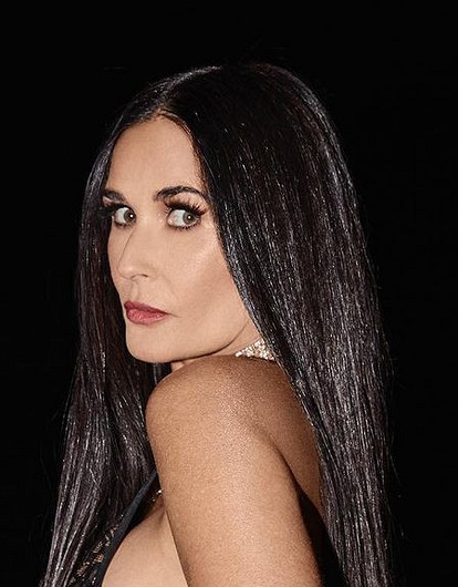 Пластический хирург рассказал, какие операции испортили лицо Деми Мур