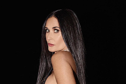 Пластический хирург рассказал, какие операции испортили лицо Деми Мур