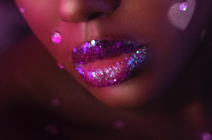 Как использовать глиттер для лица: идеи макияжа + лучшие продукты