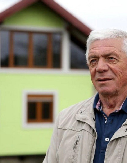 Крути его, как хочешь: мужчина устал от претензий жены и построил вращающийся дом (видео)