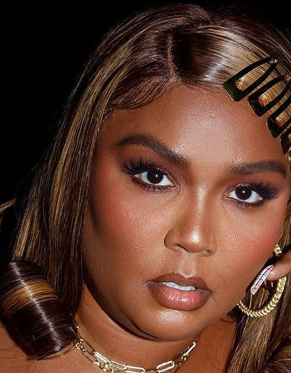 Тучная певица Лиззо в прозрачном платье без нижнего белья босиком появилась на дне рождения Карди Би