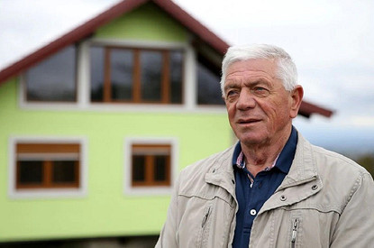 Крути его, как хочешь: мужчина устал от претензий жены и построил вращающийся дом (видео)