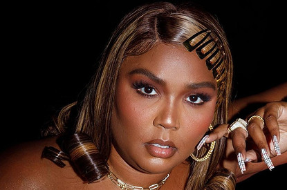 Тучная певица Лиззо в прозрачном платье без нижнего белья босиком появилась на дне рождения Карди Би