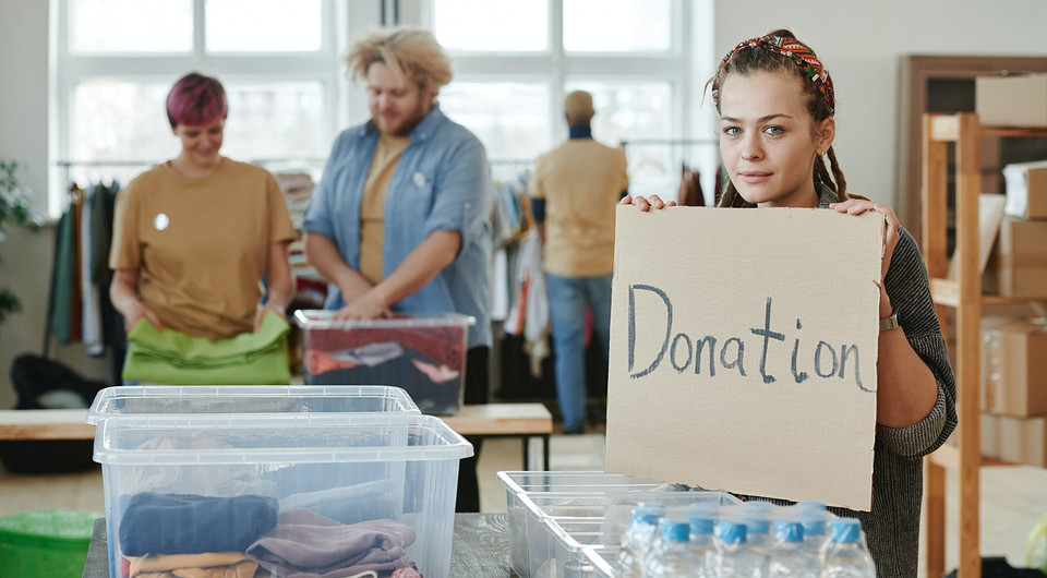 Исследователи выяснили, кто чаще всего жертвует на благотворительность и кому
