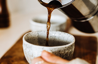 Чем отстирать кофе: 10 народных способов вывести пятно с любого материала