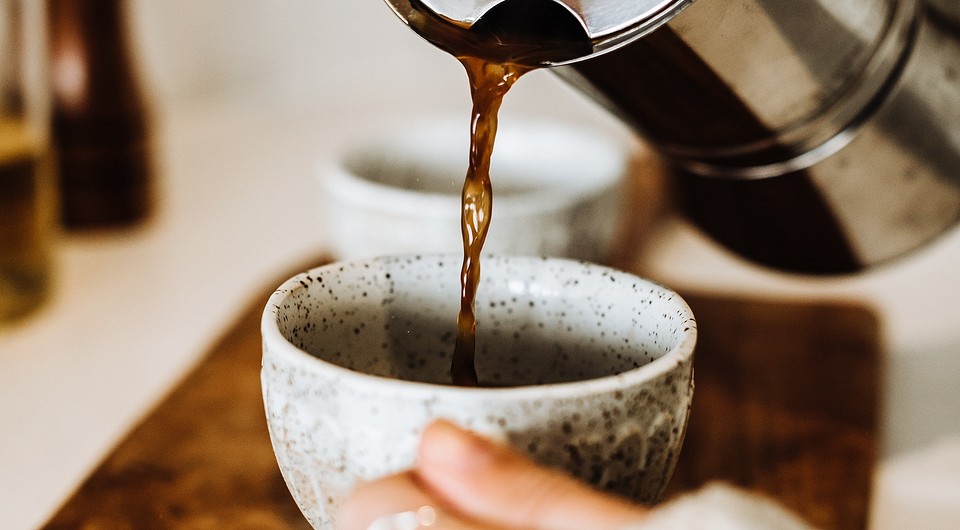 Чем отстирать кофе: 10 народных способов вывести пятно с любого материала