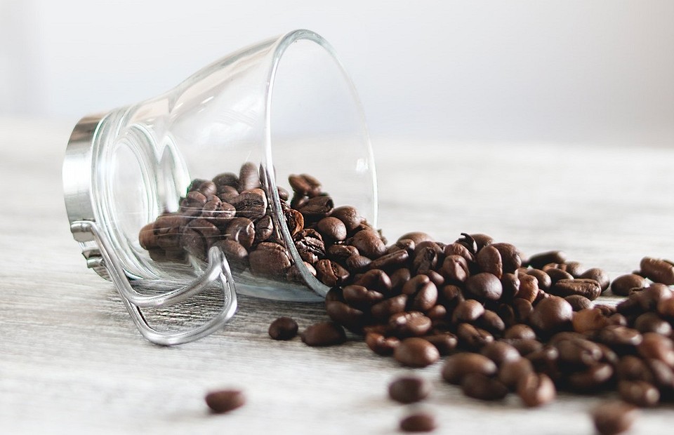 Чем отстирать кофе: 10 народных способов вывести пятно с любого материала