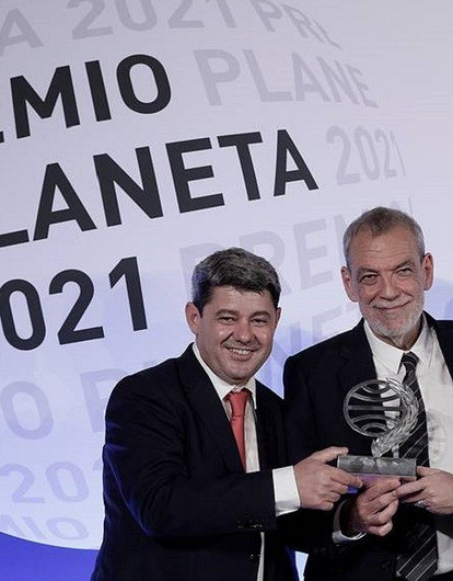 За именем популярной писательницы скрывались трое мужчин (они написали книгу и выиграли миллион евро)