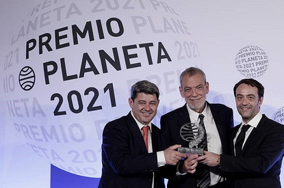 За именем популярной писательницы скрывались трое мужчин (они написали книгу и выиграли миллион евро)