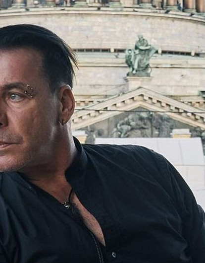 Тилля Линдеманна заметили в гримерке Мари Краймбрери с цветами (видео)