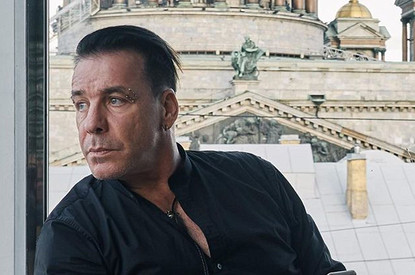 Тилля Линдеманна заметили в гримерке Мари Краймбрери с цветами (видео)