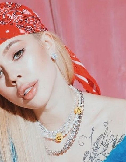 Буллинг в школе и скандалы: кто такая Инстасамка и почему она сейчас так популярна