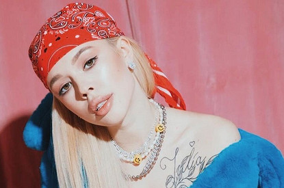 Буллинг в школе и скандалы: кто такая Инстасамка и почему она сейчас так популярна