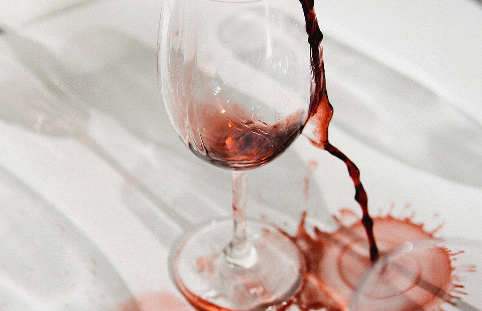 Чем отмыть красное вино с обоев
