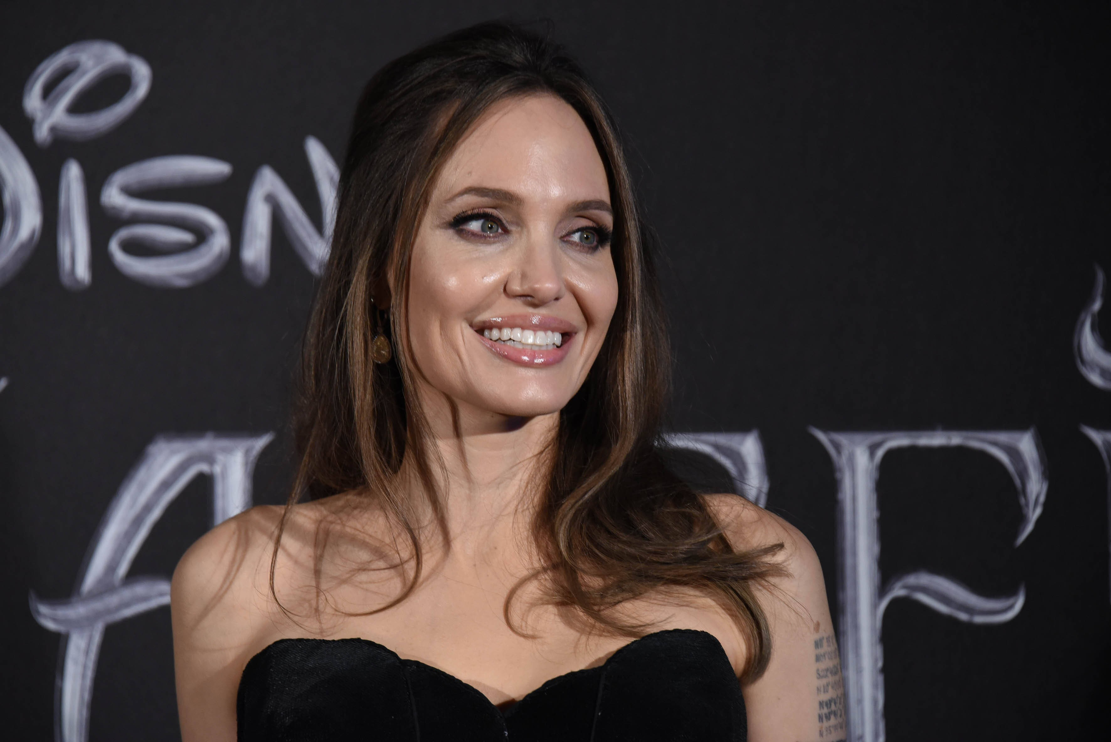 Ботокс и филлеры: эксперт рассказал, как Анджелина Джоли сохранила молодость