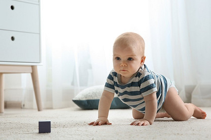 Когда ребенок начинает ползать на четвереньках и можно ли ускорить процесс (спросили у врача)