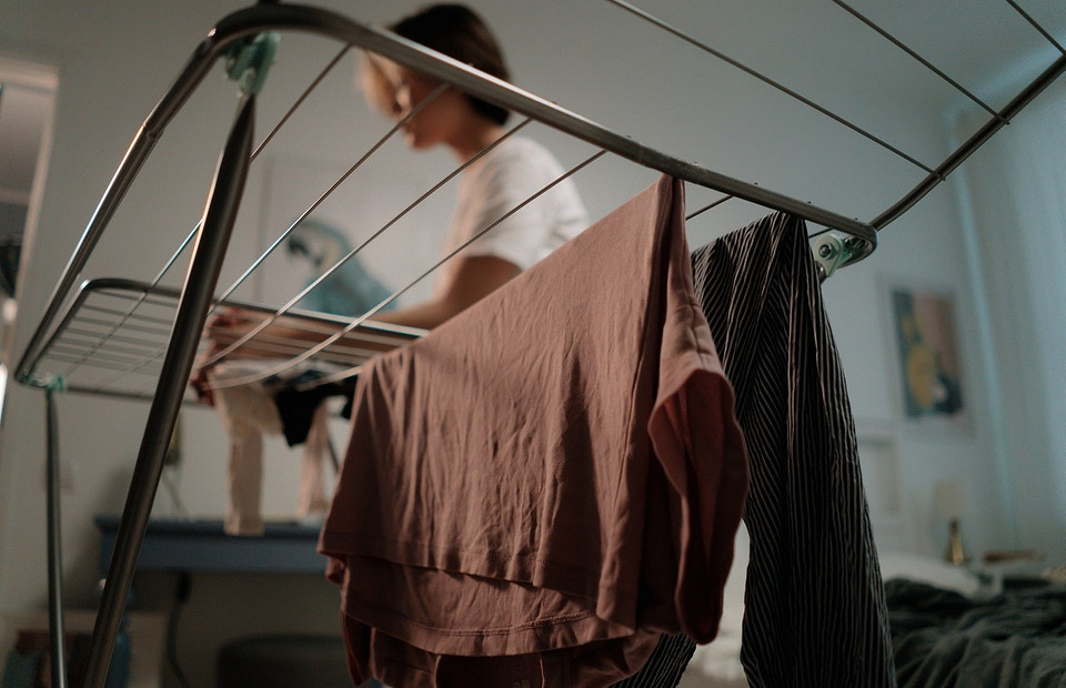 Зачем опытные хозяйки кладут влажную салфетку в стиральную машину