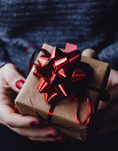 «Я не сбагриваю ненужное, а осознанно дарю»: истории людей, которые любят передаривать подарки