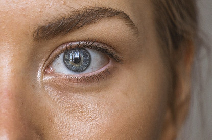 Дергается глаз: 6 причин, почему так происходит и нужно ли идти к врачу