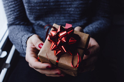 «Я не сбагриваю ненужное, а осознанно дарю»: истории людей, которые любят передаривать подарки