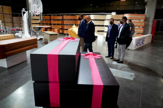 Черные с розовым бантом: похоронная компания повторила гробы из сериала «Игра в кальмара»