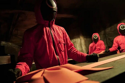 Черные с розовым бантом: похоронная компания повторила гробы из сериала «Игра в кальмара»