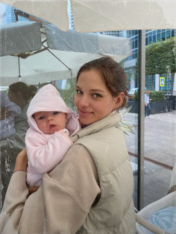 Алеся Кафельникова впервые показала лицо маленькой дочки