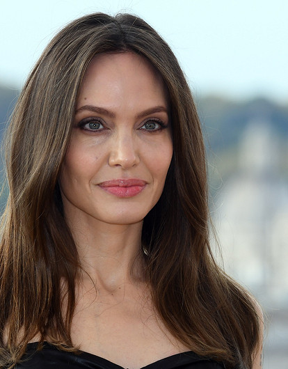 Анджелина Джоли подверглась критике за неудачно наращенные волосы