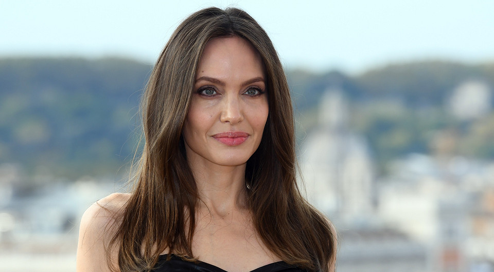 Анджелина Джоли подверглась критике за неудачно наращенные волосы