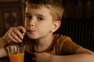 Не только чай: какие напитки помогут поддержать здоровье ребенка в сезон простуд