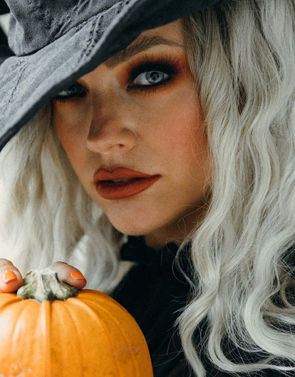 Страшно и красиво: 10 идей, как украсить дом к Хэллоуину