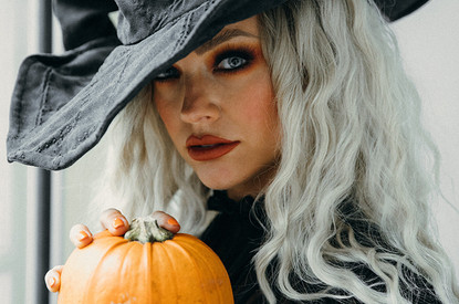 Страшно и красиво: 10 идей, как украсить дом к Хэллоуину