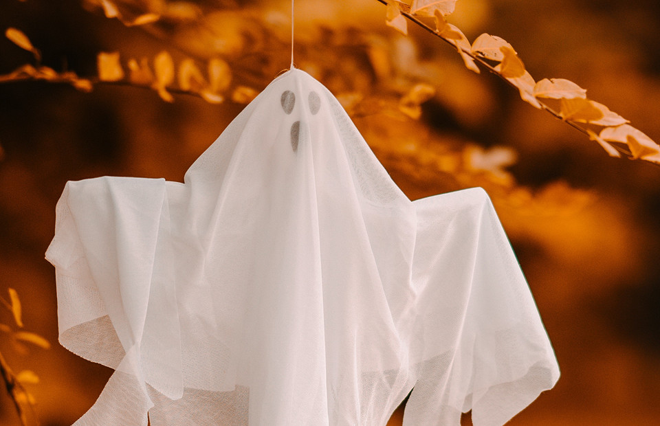 Страшно и красиво: 10 идей, как украсить дом к Хэллоуину