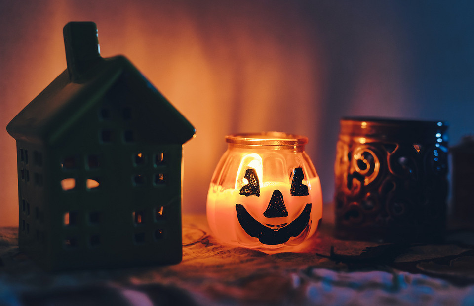 Страшно и красиво: 10 идей, как украсить дом к Хэллоуину