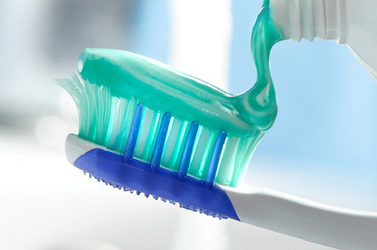 О пользе зубочисток, жвачки, соды и не только: главные мифы об уходе за зубами