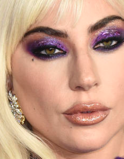 Леди Гага появилась на премьере фильма в платье с разрезом до самого бедра (фото)