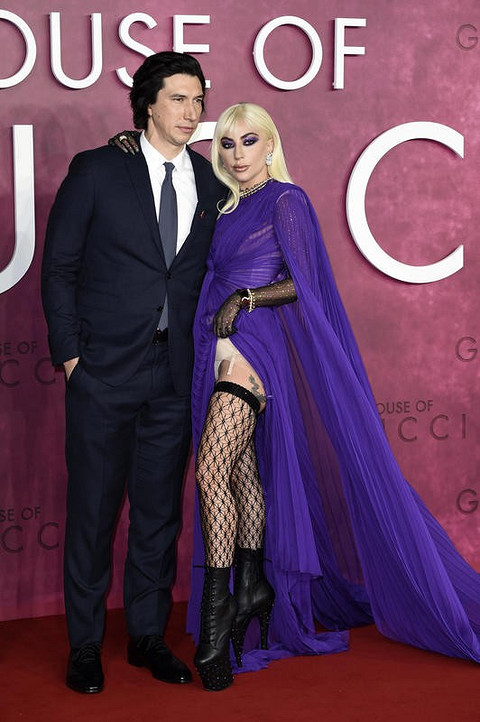 Леди Гага появилась на премьере фильма в платье с разрезом до самого бедра (фото)
